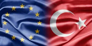 Die Europäische Union und türkische Flaggen