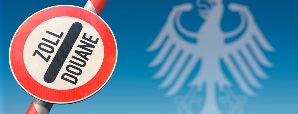 Zoll, Deutschland, Verbot, Zoll Douane, BRD, Grenze, Schild, zollfrei, Schlagbaum, Handel, Schranke, Import, Globalisierung, Zollfreiheit, offen, Freihandel, aufgehoben, EU, Europa, Einfuhr, offene, USA, Handelsstreit, Zollgrenze, Großbritannien, Strafzölle, Zugang, Markt, Industrie, Business, Ausfuhr, frei, Märkte, Binnenmarkt, geöffnet, aufheben, Freihandelsabkommen, Werbung, Abkommen, Außengrenze, Landesgrenze, Konzept, China, Hintergrund, Textfreiraum, copy space, Banner, Symbol, Zeichen, Gesetz, Staat, Freiheit